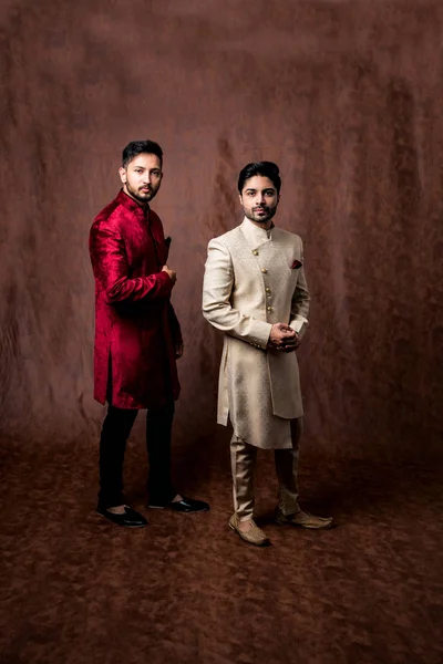 Due Uomini Indiani Indossa Panni Etnici Tradizionali Modelle Maschili Con — Foto Stock