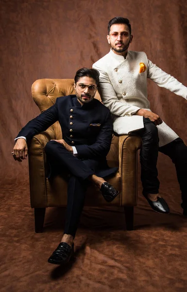 Due Uomini Indiani Indossano Panni Etnici Tradizionali Modelli Moda Maschili — Foto Stock