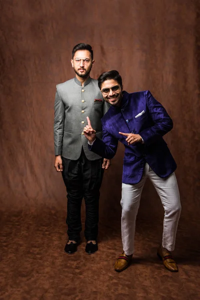 Due Uomini Indiani Indossa Panni Etnici Tradizionali Modelle Maschili Con — Foto Stock