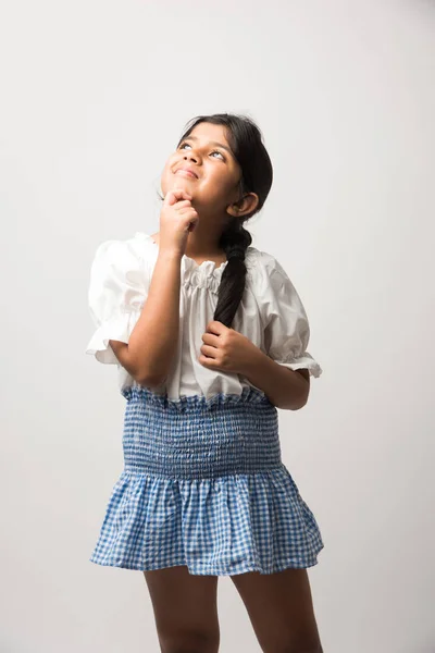 印度可爱小女孩站在白色背景下的画像 — 图库照片