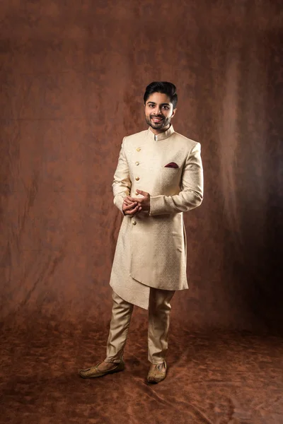 Homme Indien Tenue Traditionnelle Kurta Pyjama Modèle Masculin Sherwani Posant — Photo