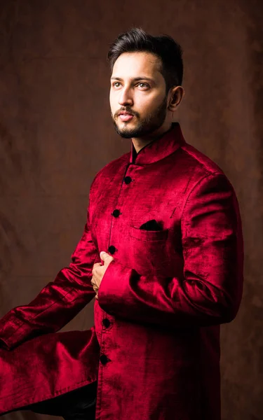 インドの伝統的な服の男またはKurta Pyjamaの服 シャーワニの男性ファッションモデル 茶色のグランジの背景に対するポーズ 選択的フォーカス — ストック写真