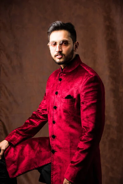 Geleneksel Giysili Hintli Adam Kurta Pijama Kumaşlı Sherwani Erkek Model — Stok fotoğraf