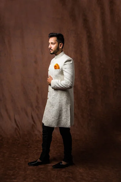 Geleneksel Giysili Hintli Adam Kurta Pijama Kumaşlı Sherwani Erkek Model — Stok fotoğraf