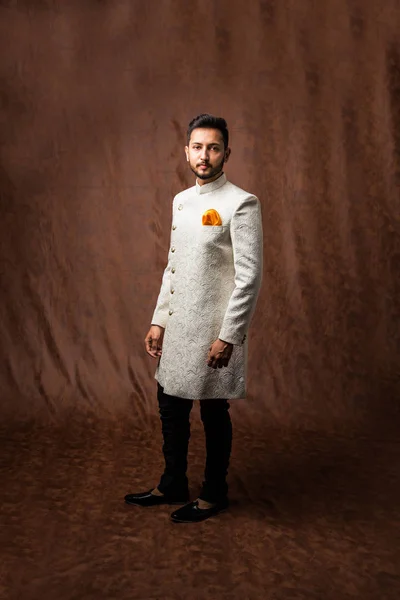 Geleneksel Giysili Hintli Adam Kurta Pijama Kumaşlı Sherwani Erkek Model — Stok fotoğraf