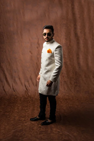 Indiska Män Traditionell Klädsel Eller Kurta Pyjamasdukar Manlig Modell Sherwani — Stockfoto