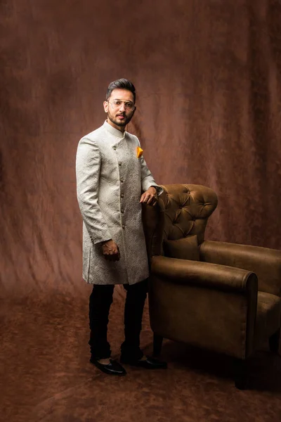 Indiska Män Traditionell Klädsel Eller Kurta Pyjamasdukar Manlig Modell Sherwani — Stockfoto