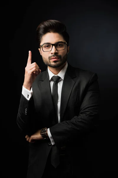 Retrato Del Hombre Negocios Indio Pie Sobre Fondo Blanco Negro — Foto de Stock