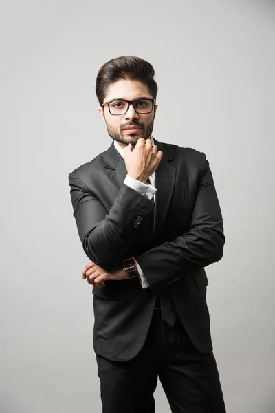 黒または白の背景に立つインドの男性実業家の肖像 — ストック写真