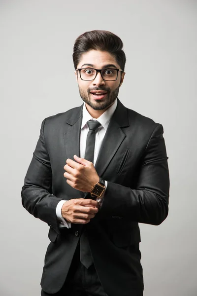 Portrét Indického Mužského Podnikatele Stojící Nad Černým Nebo Bílým Pozadím — Stock fotografie