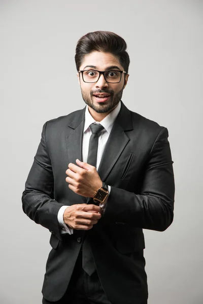 Retrato Del Hombre Negocios Indio Pie Sobre Fondo Blanco Negro — Foto de Stock