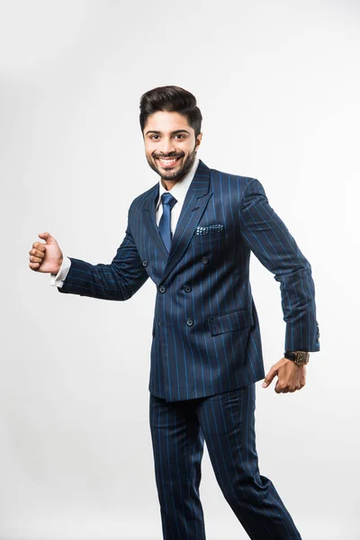 Retrato Del Hombre Negocios Indio Pie Sobre Fondo Blanco Negro — Foto de Stock