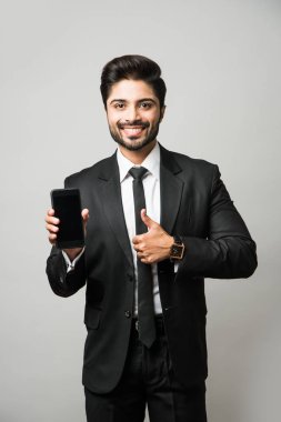 Hintli iş adamı cep telefonu kullanıyor. Sohbet etmek, SMS yazmak veya sunum yapmak