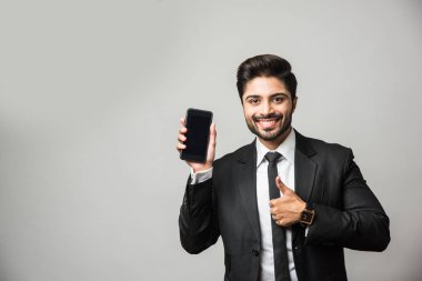 Hintli iş adamı cep telefonu kullanıyor. Sohbet etmek, SMS yazmak veya sunum yapmak