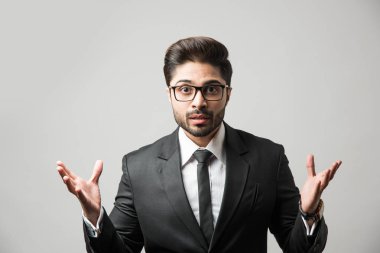 İki elini de Hintli işadamının açtığı kolları açık bir şekilde tek başına ayakta duruyordu.