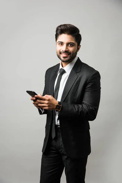Indisk Affärsman Som Använder Mobiltelefon Med Konversation Maskinskrivning Eller Presentation — Stockfoto
