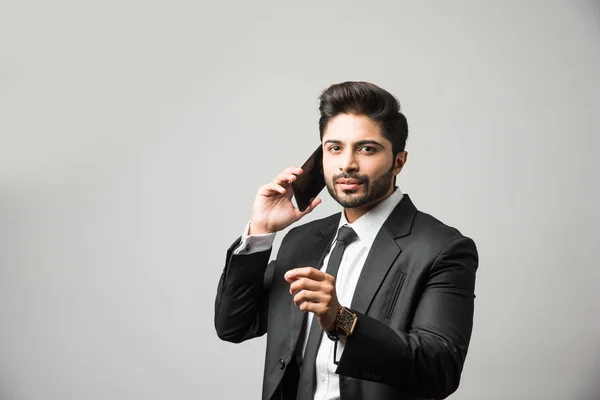 Hombre Negocios Indio Usando Teléfono Celular Tener Conversación Escribir Sms — Foto de Stock