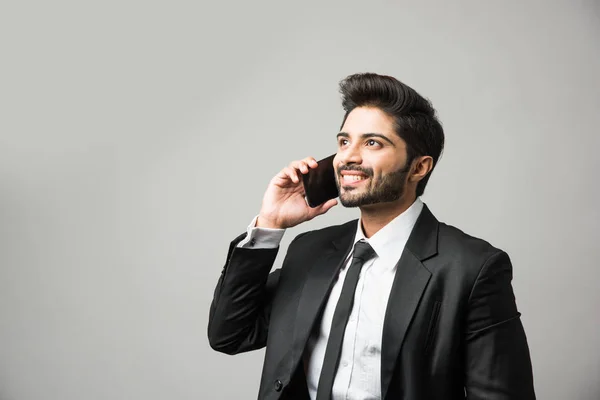 Indian Business Man Using Cell Phone Having Conversation Typing Sms — ストック写真