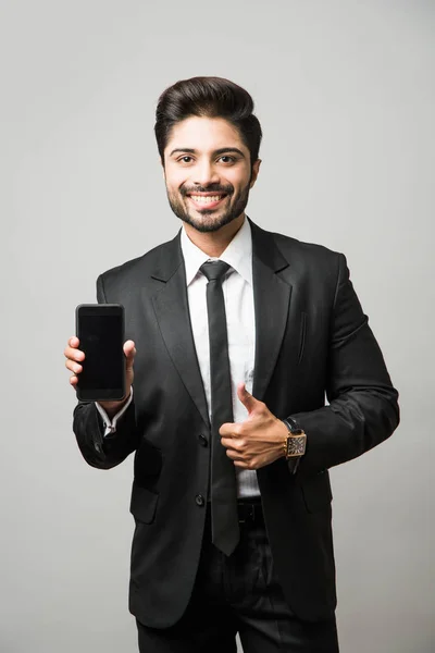 Indisk Affärsman Som Använder Mobiltelefon Med Konversation Maskinskrivning Eller Presentation — Stockfoto