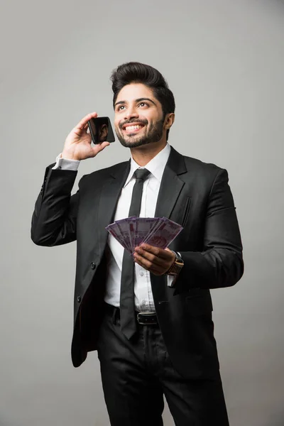 Счастливый Бородатый Индийский Бизнесмен Держит Руках Денежный Вентилятор Разговаривая Телефону — стоковое фото