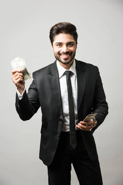Счастливый Бородатый Индийский Бизнесмен Держа Руках Вентилятор Индийские Банкноты Рупии — стоковое фото