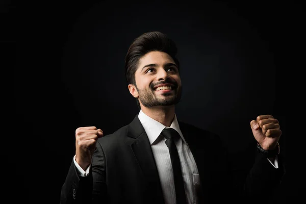 Indiska Skägg Man Affärsman Firar Framgång Med Tummen Upp Eller — Stockfoto