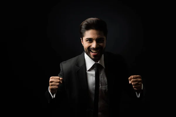 Indiska Skägg Man Affärsman Firar Framgång Med Tummen Upp Eller — Stockfoto
