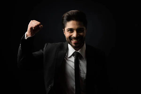 Hombre Negocios Barbudo Indio Celebrando Éxito Con Los Pulgares Hacia — Foto de Stock