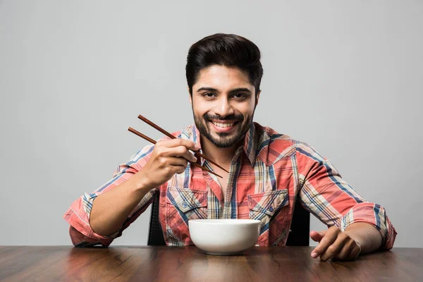 Tazón Vacío Hombre Indio Con Barba Sosteniendo Cuchara Palillos Vistiendo — Foto de Stock