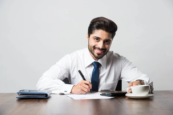 Contabilidad Del Empresario Indio Barbudo Mientras Está Sentado Escritorio Mesa — Foto de Stock