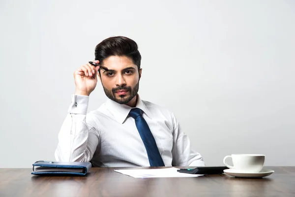 Contabilidad Del Empresario Indio Barbudo Mientras Está Sentado Escritorio Mesa — Foto de Stock