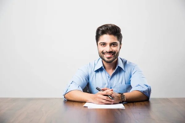 Empresario Indio Escribiendo Documento Mientras Está Sentado Escritorio Estación Trabajo — Foto de Stock