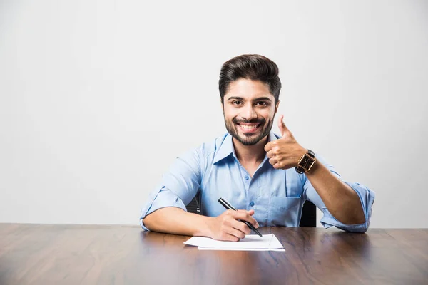 Indiase Zakenman Die Een Document Schrijft Terwijl Hij Achter Een — Stockfoto