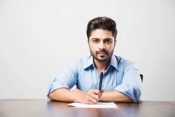 Empresario Indio Escribiendo Documento Mientras Está Sentado Escritorio Estación Trabajo — Foto de Stock