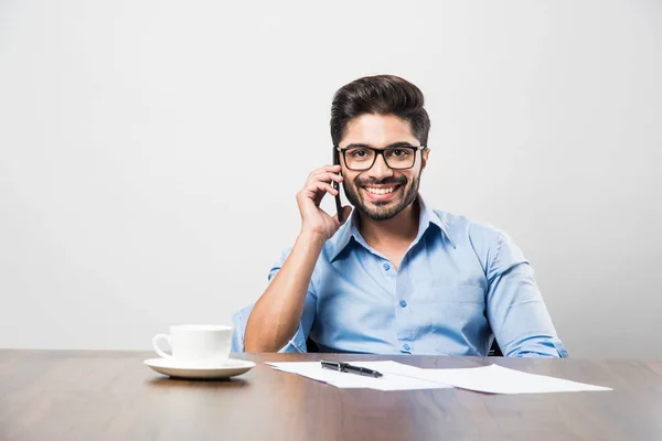Hombre Negocios Indio Usando Teléfono Celular Tener Conversación Escribir Revisar — Foto de Stock