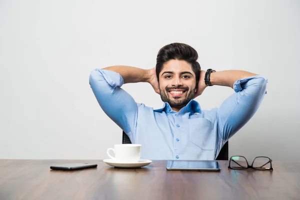 Uomo Affari Indiano Rilassante Stretching Alla Postazione Lavoro Ufficio — Foto Stock