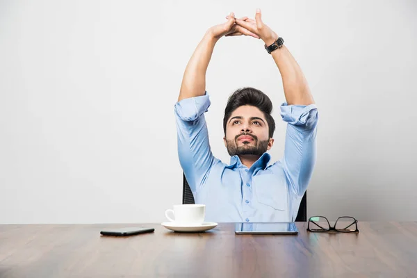 Indischer Geschäftsmann Entspannt Dehnt Sich Arbeitsplatz Büro — Stockfoto