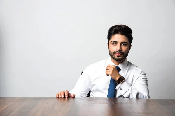 Porträtt Indiska Manliga Affärsman Sitter Vid Bord Skrivbord Kontoret Över — Stockfoto