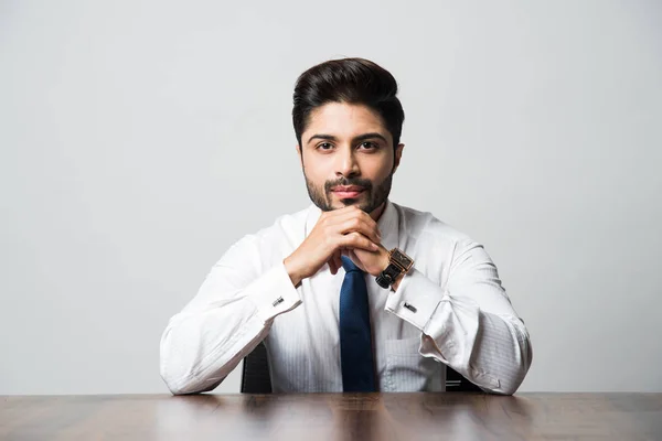 Retrato Del Hombre Negocios Indio Sentado Mesa Escritorio Oficina Sobre — Foto de Stock