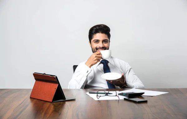 Hombre Negocios Indio Tomando Café Trabajo Oficina Sentado Escritorio Mesa — Foto de Stock