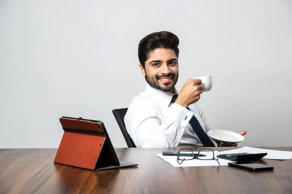 Indian Businessman Having Coffee Tea Work Office Sitting Desk Table — Stock Photo, Image