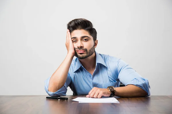 Zestresowany Indyjski Biznesmen Mający Ból Głowy Lub Migreny Podczas Pracy — Zdjęcie stockowe