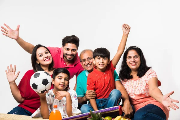 Família Indiana Desfrutando Piquenique Dentro Casa Multi Geração Família Asiática — Fotografia de Stock