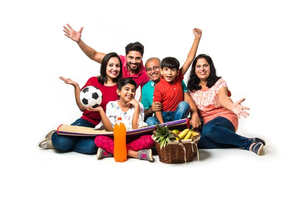 Indische Familie Beim Picknick Haus Asiatische Mehrgenerationenfamilie Sitzt Über Weißem — Stockfoto