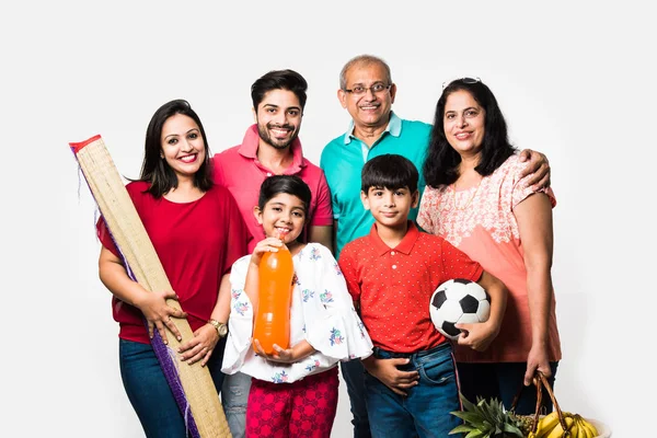 Famiglia Indiana Godendo Picnic Chiuso Multi Generazione Famiglia Asiatica Seduta — Foto Stock