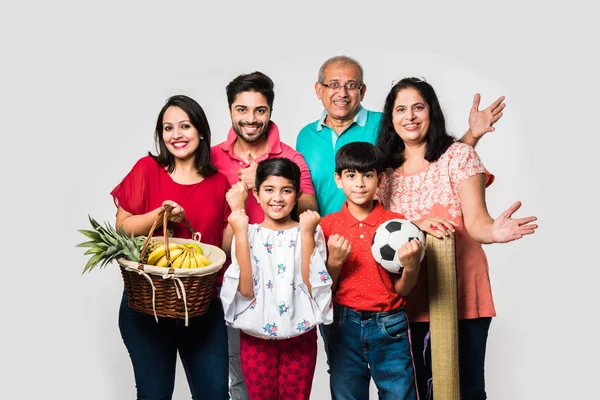 Família Indiana Desfrutando Piquenique Dentro Casa Multi Geração Família Asiática — Fotografia de Stock