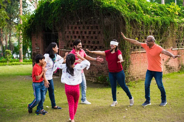 Ινδική Οικογένεια Παίζει Δεμένα Μάτια Παιχνίδι Στο Πάρκο Στον Κήπο — Φωτογραφία Αρχείου