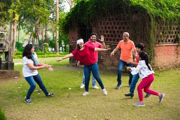 Ινδική Οικογένεια Παίζει Δεμένα Μάτια Παιχνίδι Στο Πάρκο Στον Κήπο — Φωτογραφία Αρχείου