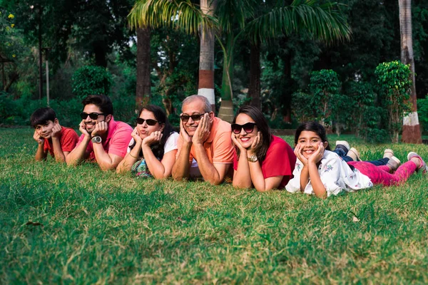 Wunderschöne Indische Mehrgenerationenfamilie Mit Sechs Kindern Die Die Kamera Schaut — Stockfoto