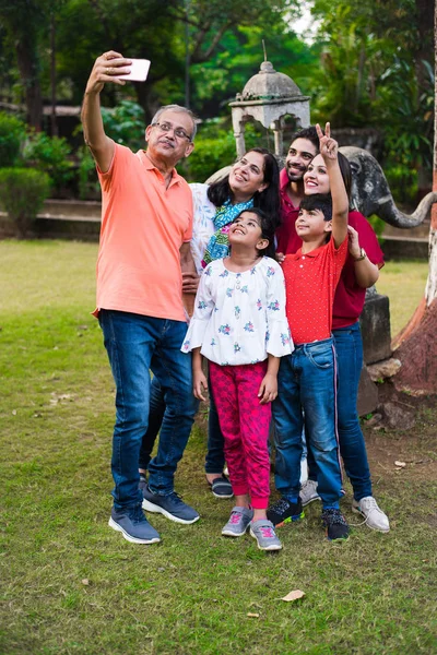 Indische Familie Beim Picknick Asiatische Mehrgenerationenfamilie Sitzt Über Rasen Oder — Stockfoto